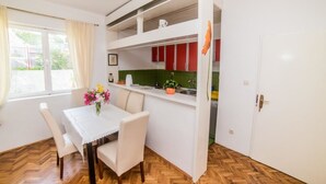 Căn hộ, 2 phòng ngủ, quang cảnh biển | Khu vực ăn uống tại phòng