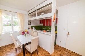 Appartamento, 2 camere da letto, vista mare | Pasti in camera