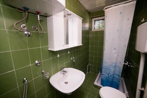 Appartamento, 2 camere da letto, vista mare | Bagno | Doccia, set di cortesia gratuito, asciugacapelli, asciugamani