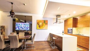 Apartment, 2 Bedrooms (RS6) | Essbereich im Zimmer