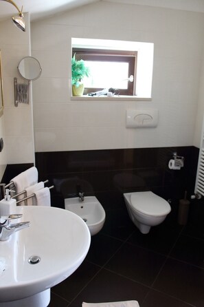 Habitación doble | Baño | Regadera, regadera tipo lluvia, amenidades de baño gratuitas 