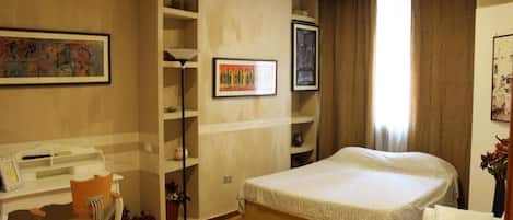 Habitación doble | Escritorio, sistema de insonorización, wifi gratis y ropa de cama