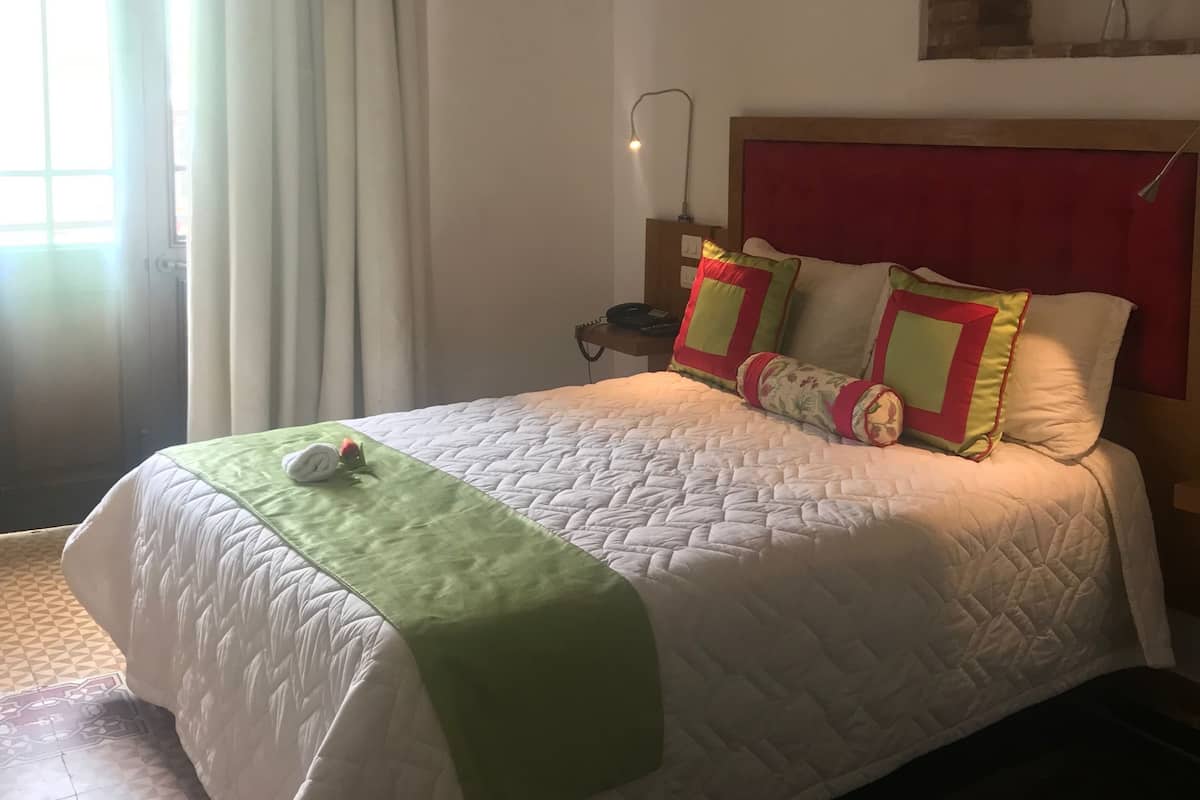Habitación doble clásica, 2 camas matrimoniales, para fumadores | Caja de seguridad en la habitación y escritorio