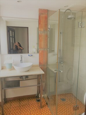 Shower, free toiletries, towels