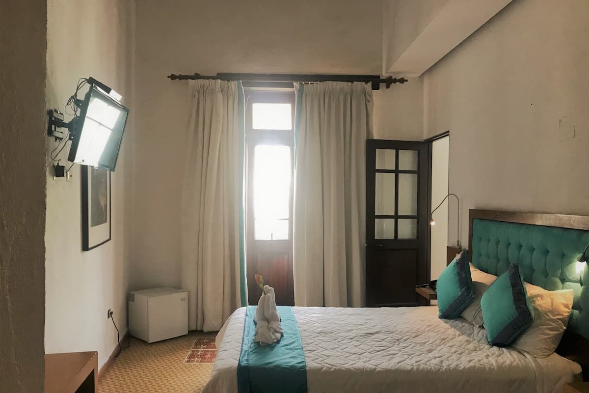 Suite, baño privado, vista al jardín | Caja de seguridad en la habitación y escritorio