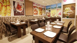 朝食 (ビュッフェ)、毎日提供 (有料)