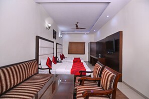 Family Room | Egyptian cotton sheets, premium bedding, in-room safe, soundproofing - Hotel Mohan International (New Delhi)