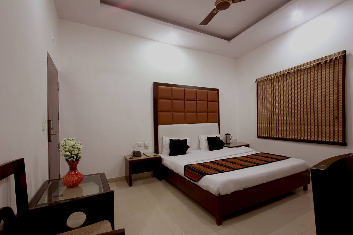 Deluxe Room | Egyptian cotton sheets, premium bedding, in-room safe, soundproofing