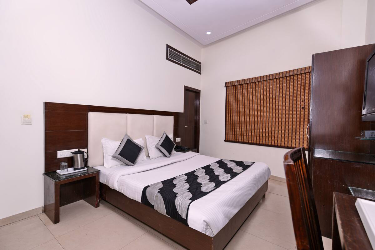 Superior Room | Egyptian cotton sheets, premium bedding, in-room safe, soundproofing