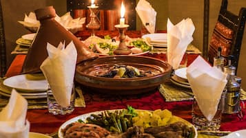 Serveert ontbijt, lunch, diner, Marokkaanse gerechten