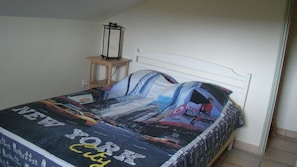 Quarto casal clássico, 1 cama de casal, para não fumantes | Escrivaninha, cortinas blackout, Wi-Fi de cortesia, roupa de cama