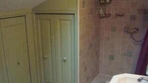 A bathroom with a sink, shower, and cabinets. - l'Oulibo (Villeneuve-les-Corbieres)