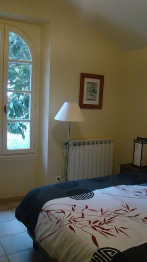 Vierpersoonskamer | Een bureau, verduisterende gordijnen, gratis wifi, beddengoed