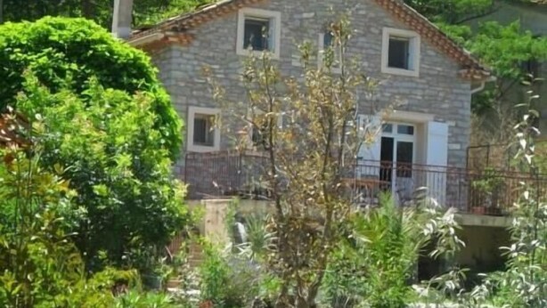 A stone house with a tiled roof, surrounded by lush greenery and a garden with lavender. - l'Oulibo (Villeneuve-les-Corbieres)