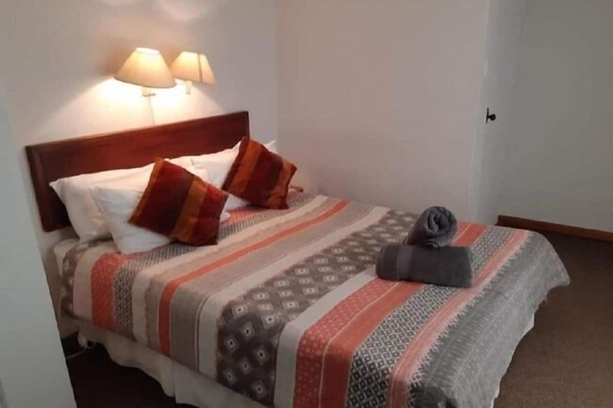 Self Catering 4 | 1 bedroom, individually decorated, bed sheets