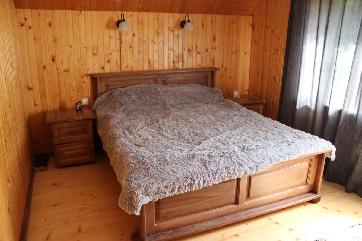 1 bedroom, premium bedding, iron/ironing board, WiFi (free)