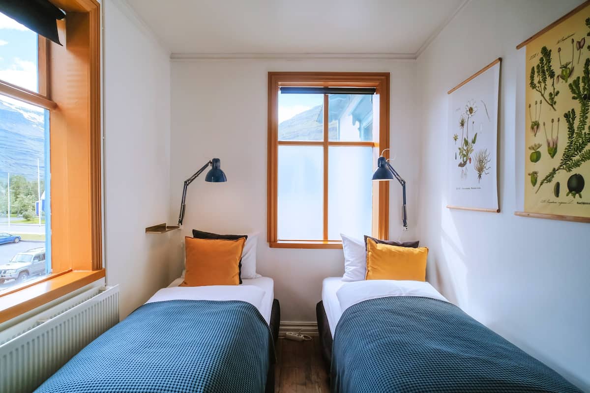 Small Single Room with Extra Bed, Private Bathroom | Verduisterende gordijnen, een strijkplank/strijkijzer, gratis wifi