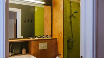 Superior-Dreibettzimmer, eigenes Bad | Badezimmer | Dusche, Handtücher