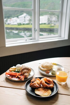 Petit déjeuner buffet (15 EUR par personne)
