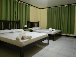 Habitación cuádruple | Escritorio y ropa de cama