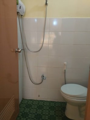 Habitación cuádruple | Baño | Regadera, amenidades de baño gratuitas, toallas