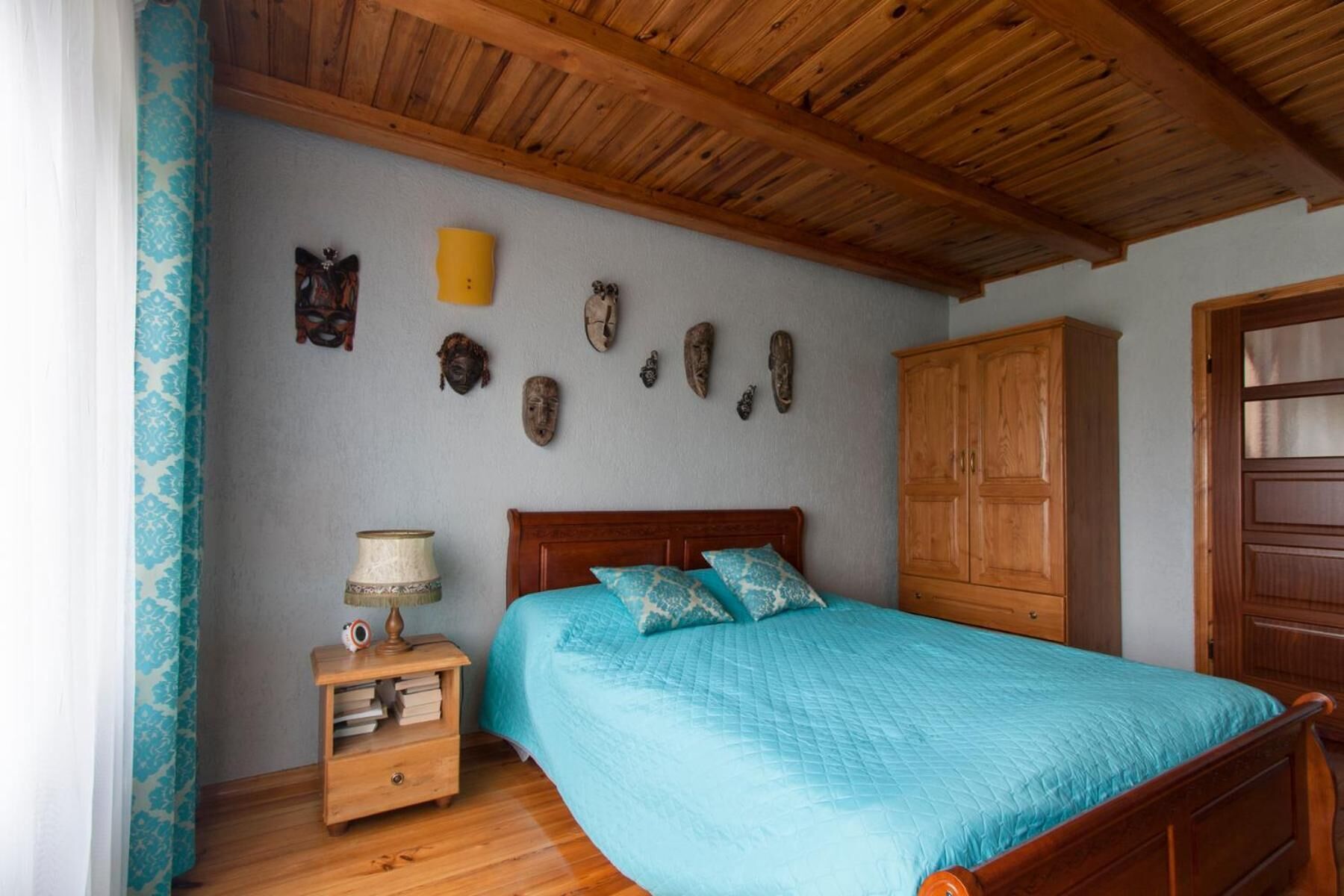 Iron/ironing board, bed sheets