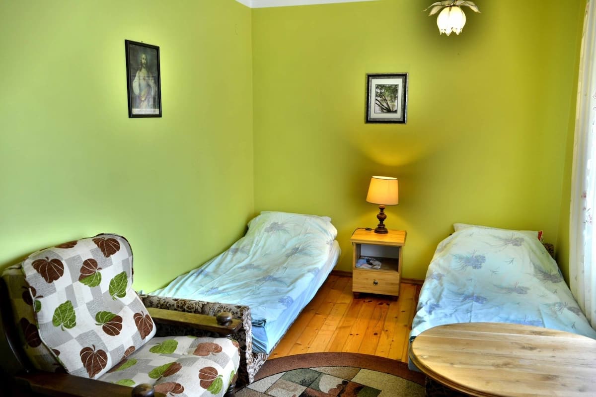 Tabla de planchar con plancha y ropa de cama