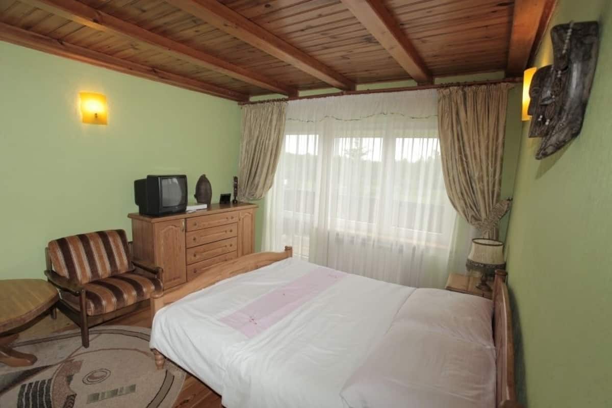 Habitación doble, 1 cama matrimonial, balcón | Tabla de planchar con plancha y ropa de cama