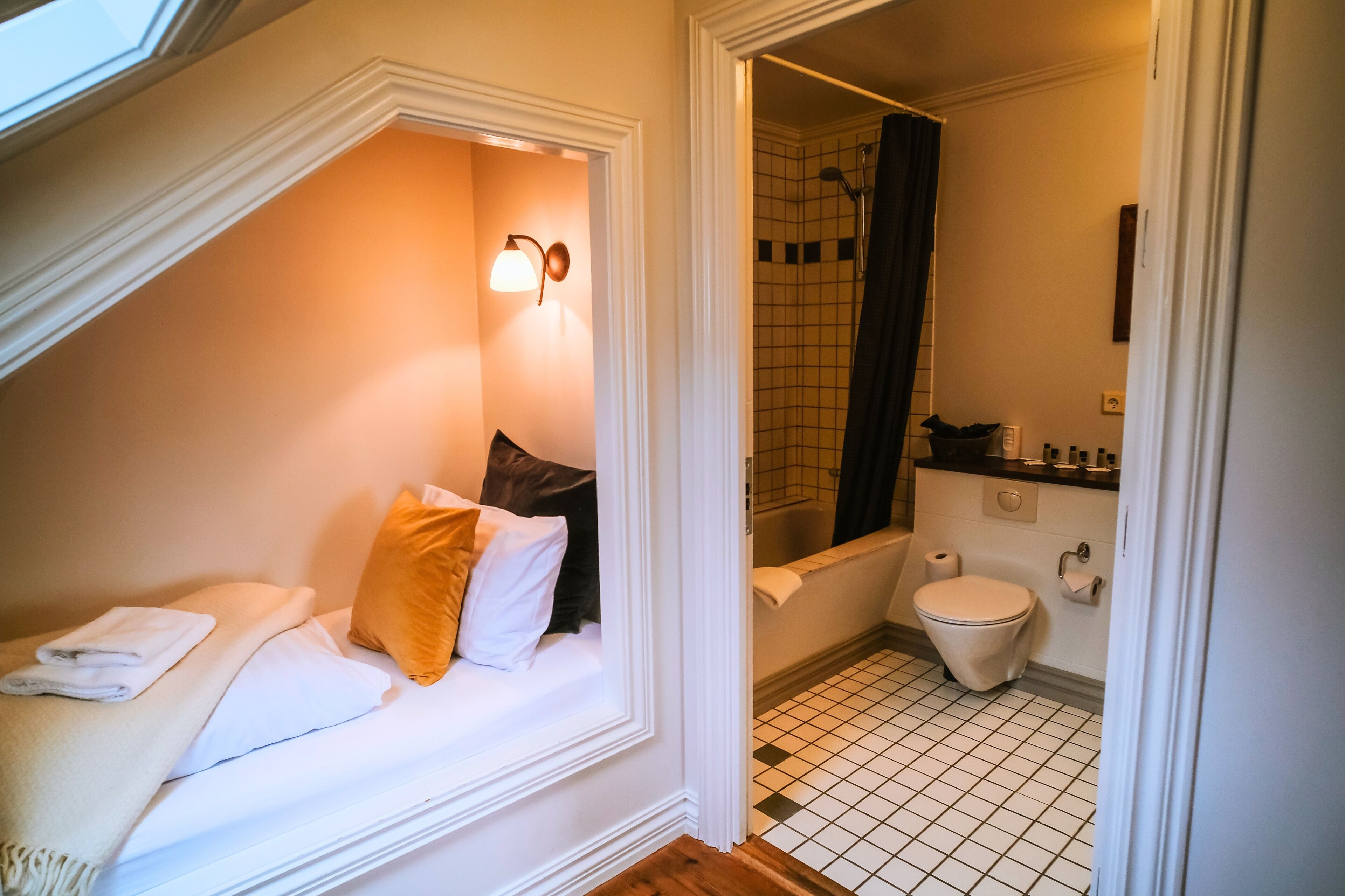 triple room | bathroom | towels