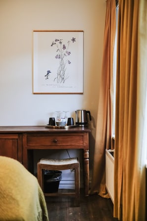 Habitación cuádruple | Escritorio, cortinas opacas, tabla de planchar con plancha