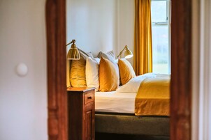 Skrifborð, myrkratjöld/-gardínur, straujárn/strauborð