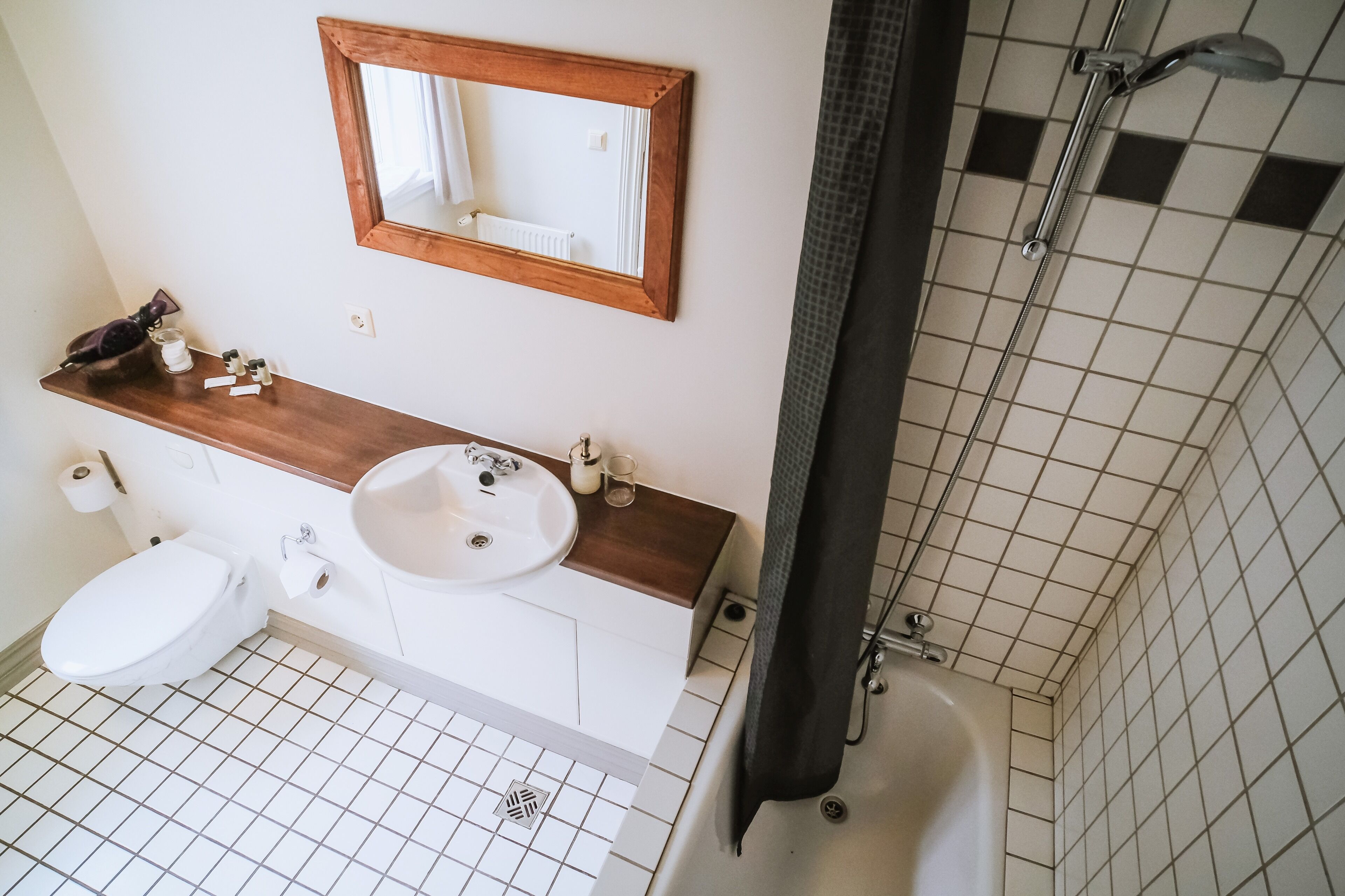 triple room | bathroom | towels