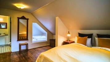 Vierpersoonskamer | Een bureau, verduisterende gordijnen, een strijkplank/strijkijzer