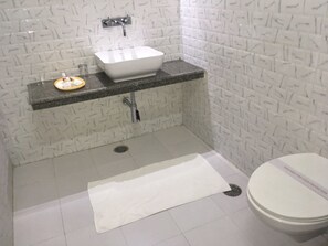 Dusche, kostenlose Toilettenartikel, Haartrockner, Hausschuhe