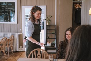 Tägliches Frühstücksbuffet (15 EUR pro Person)