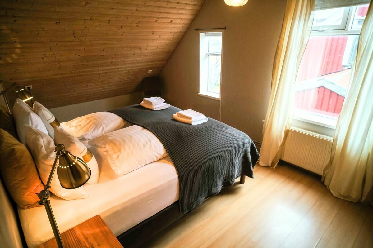 apartment, 2 bedrooms | desk, blackout curtains, iron/ironing board, free cots/infant beds