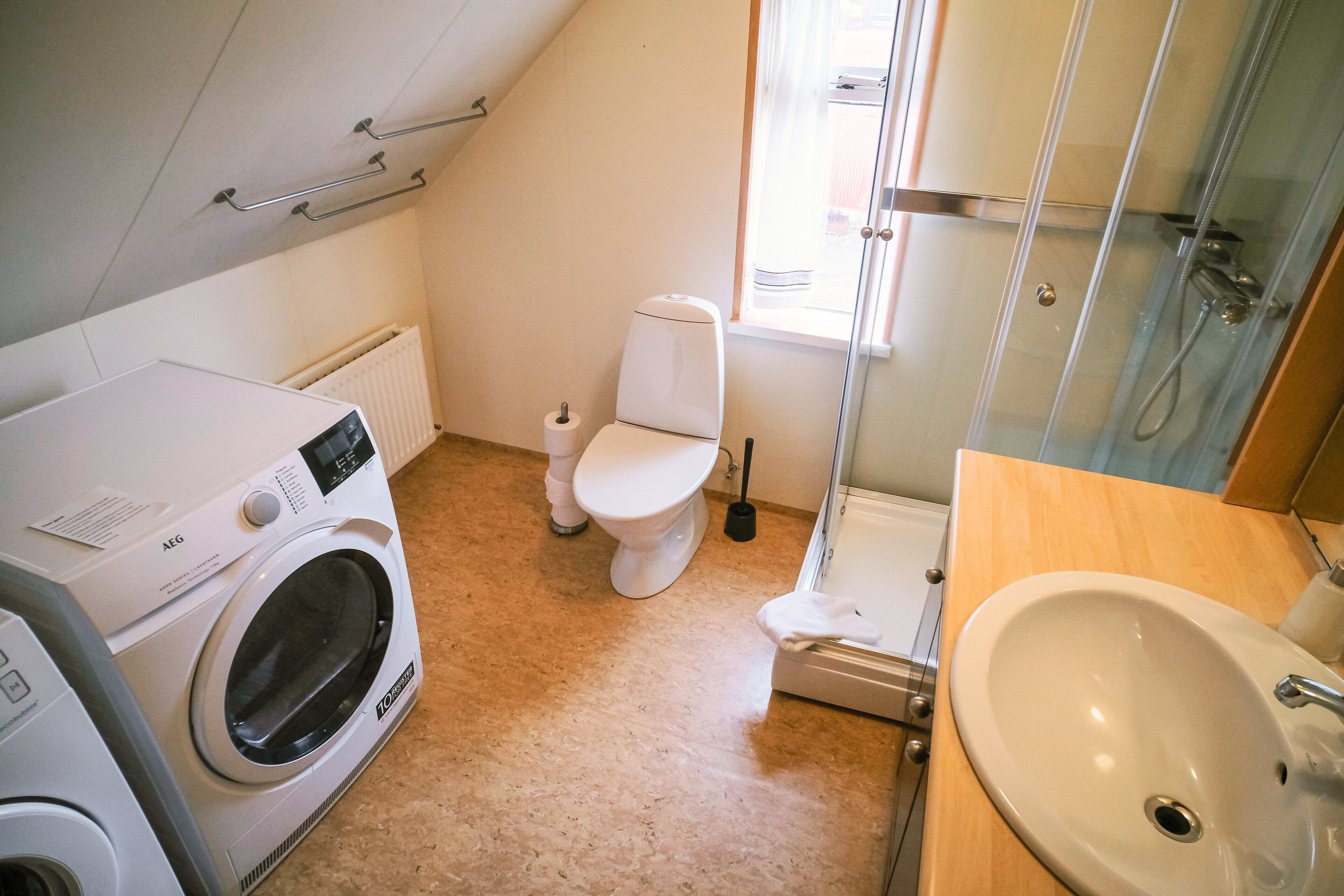 apartment, 2 bedrooms | bathroom | shower, towels