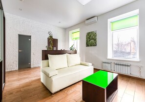 Suite | 1 bedroom, premium bedding, desk, soundproofing