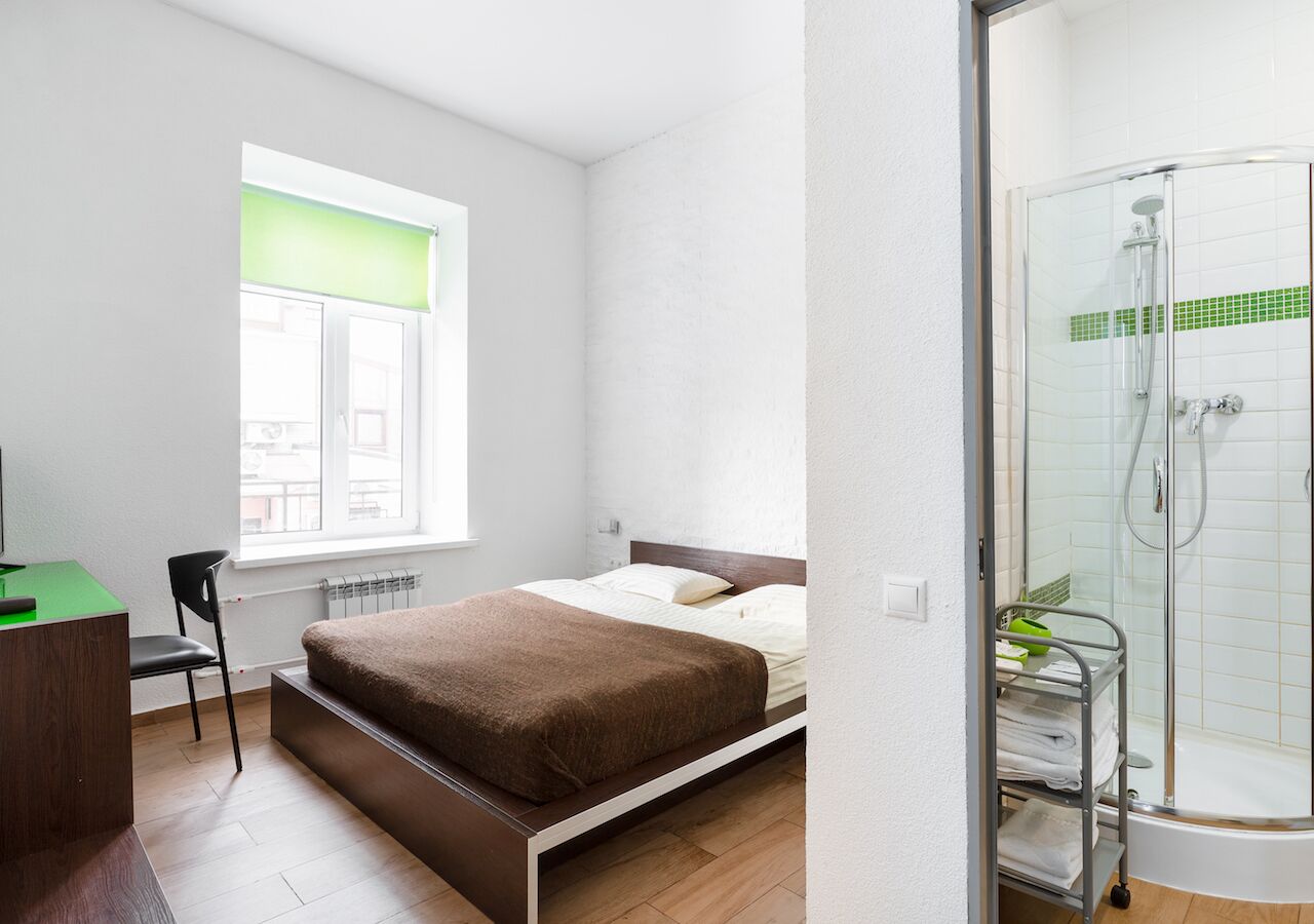 Habitación estándar con 1 cama matrimonial o 2 individuales | 1 habitación, ropa de cama de alta calidad, escritorio y insonorización 