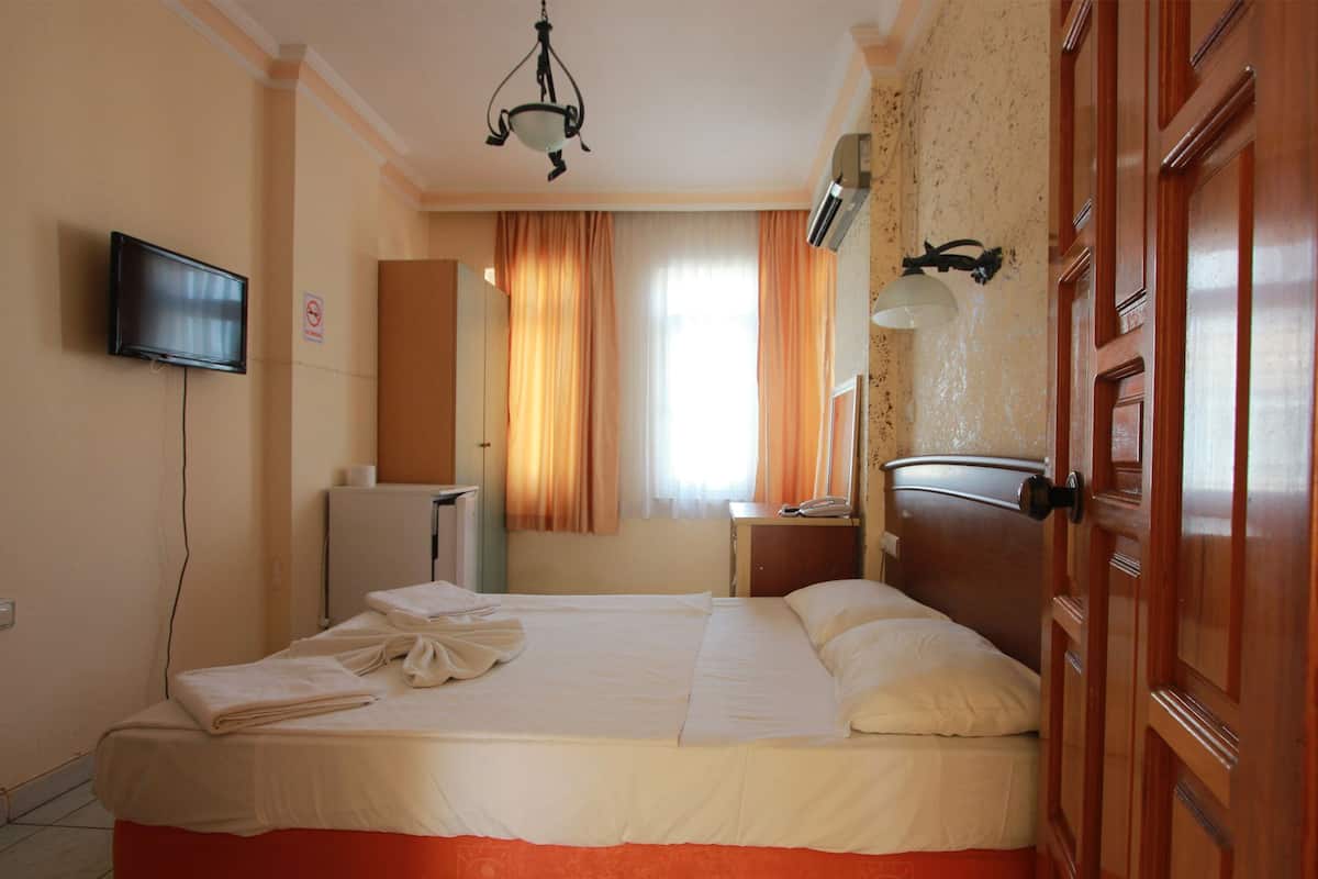 Standard Twin Room | Desk, bed sheets