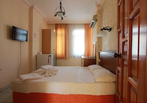 Habitación estándar con 2 camas individuales | Escritorio y ropa de cama