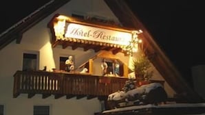 A hotel with a balcony and a sign that reads "Hotel-Restaurant". - Hotel Jägerhof (Schluchsee)