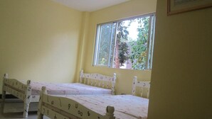 AC Room | Desk, bed sheets - DDD Habitat Marikina Hotel (Marikina)