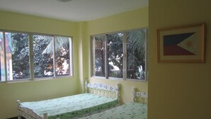 AC Room | Desk, bed sheets - DDD Habitat Marikina Hotel (Marikina)