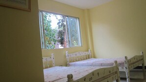 AC Room | Desk, bed sheets - DDD Habitat Marikina Hotel (Marikina)