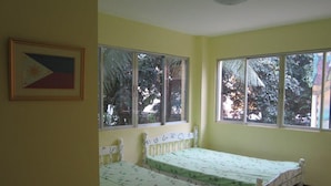 AC Room | Desk, bed sheets - DDD Habitat Marikina Hotel (Marikina)