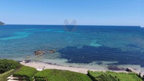 A coastal landscape with clear blue waters, a sandy beach, and green vegetation. - Sa Copinya, Villa in front line of the beach, Mallorca (Son Servera)