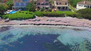 A coastal property with multiple buildings, a swimming pool, and a clear view of the sea. - Sa Copinya, Villa in front line of the beach, Mallorca (Son Servera)