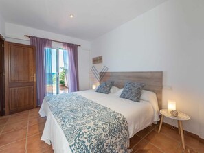 4 slaapkamers, een strijkplank/strijkijzer, internet, beddengoed