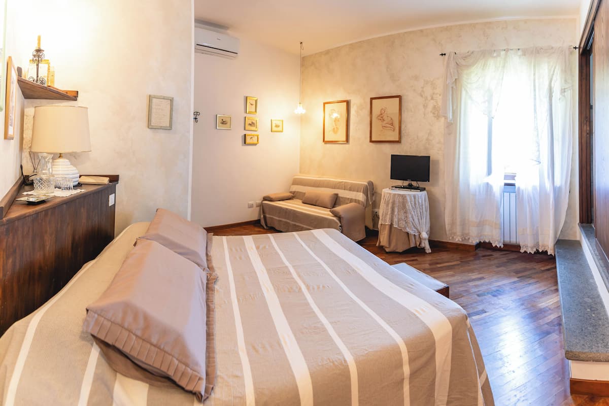 Camera quadrupla, vista giardino | 4 camere, copriletto in piuma, con arredamento individuale